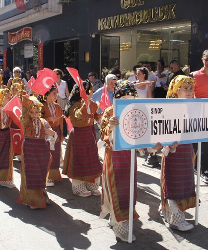 Sinop'ta öğrenciler Halk Oyunları Şenliği'nde hünerlerini sergiledi