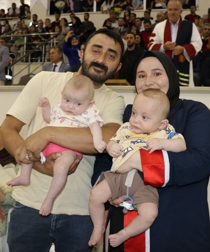 Üniversite mezuniyet heyecanını ikiz bebekleriyle yaşadı