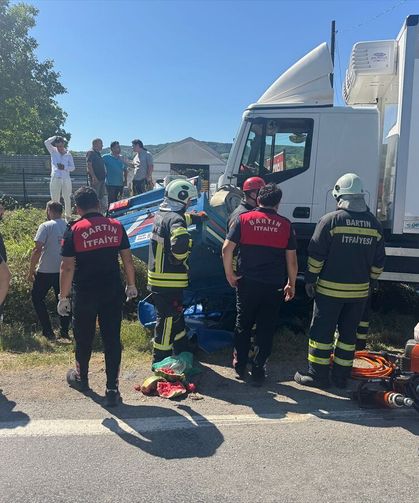 Bartın'da kamyonla çarpışan tarım aracının sürücüsü öldü
