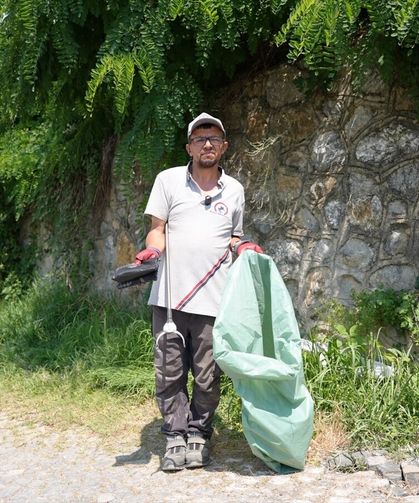 Düzce'de temizlik işçisi yol kenarında bulduğu altın dolu çantayı polise teslim etti