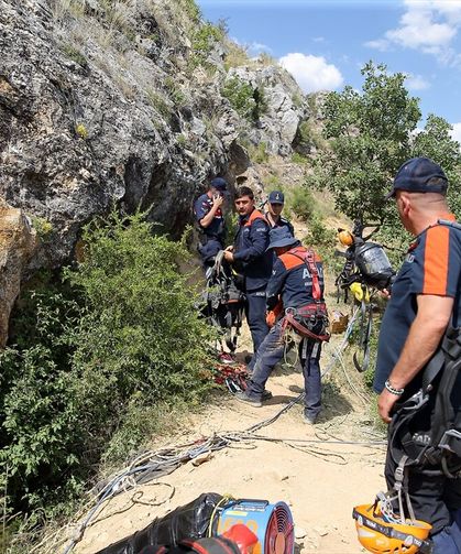 GÜNCELLEME - Çorum'da mağarada mahsur kalan kişiyi kurtarmak için yapılan çalışmalara ara verildi
