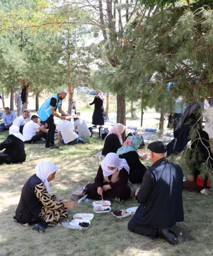 Yaşlı bireyler Van Gölü kıyısında huzur buldu