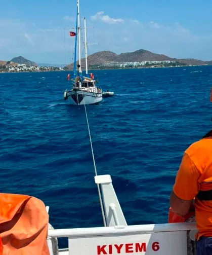 Bodrum açıklarında arızalanan teknedeki 10 kişi kurtarıldı