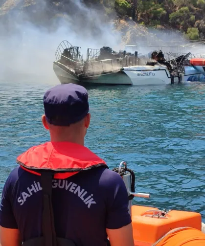Fethiye'de gezinti teknesinde yangın! 115 kişi tahliye edildi