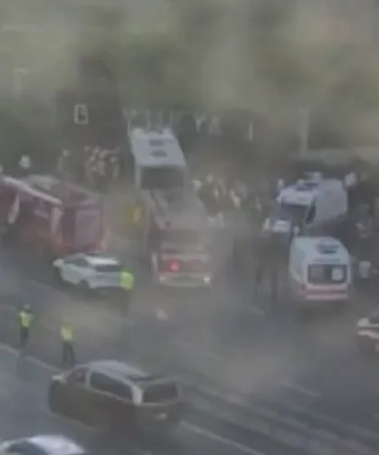 İETT otobüsü duvara çarptı! 2 ölü, 16 yaralı!