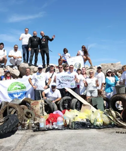 Çeşme kıyılarından 1,5 ton atık çıkarıldı
