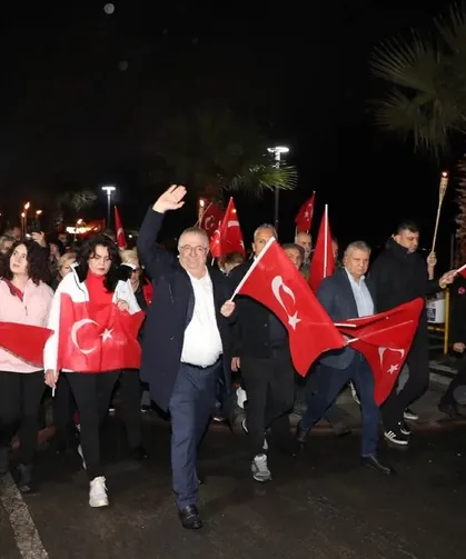 Balıkesir Edremit'te Cumhuriyet Bayramı coşkusu yağmura rağmen dinmedi