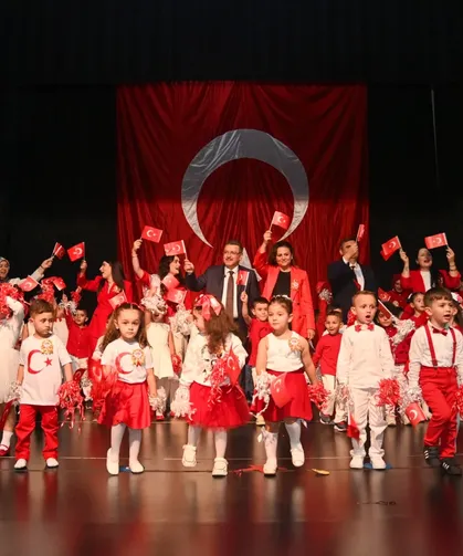Başkan Genç, miniklerin Cumhuriyet coşkusuna ortak oldu