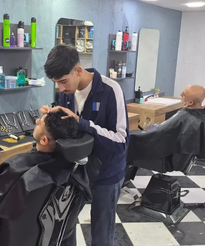 Bunu da gördük! Askıda tıraş dönemi başladı