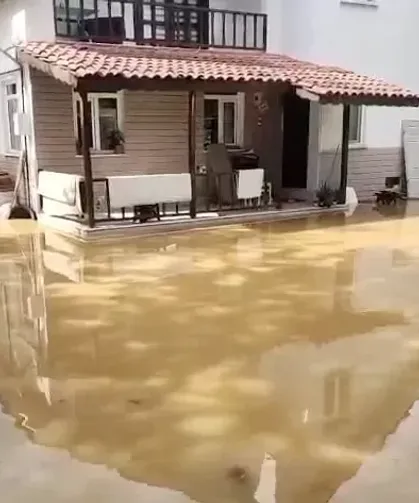 Düzce'de sağanak yağış su baskınlarına neden oldu