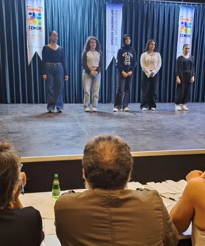Genç İzmir'de tiyatro seçmelerine yoğun ilgi