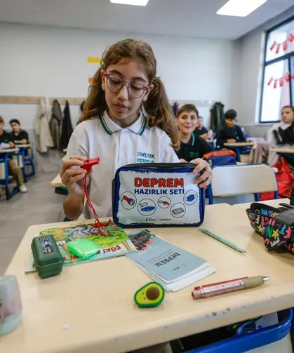 İzmir Büyükşehir'den öğrencilere deprem çantası ve afet eğitimi