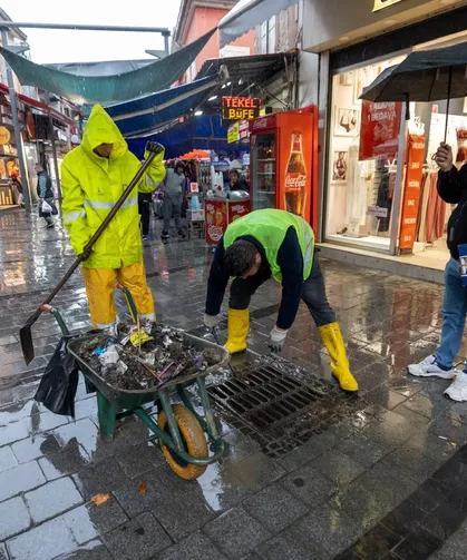 İzmir'de yağış mesaisi... İZSU tam donanımıyla sahada