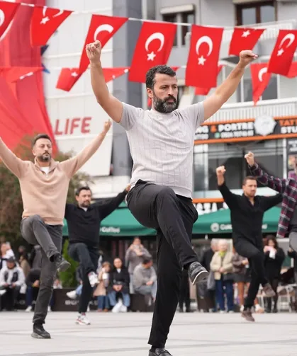 İzmit'ten Cumhuriyet'e 41 kişilik zeybekli selam