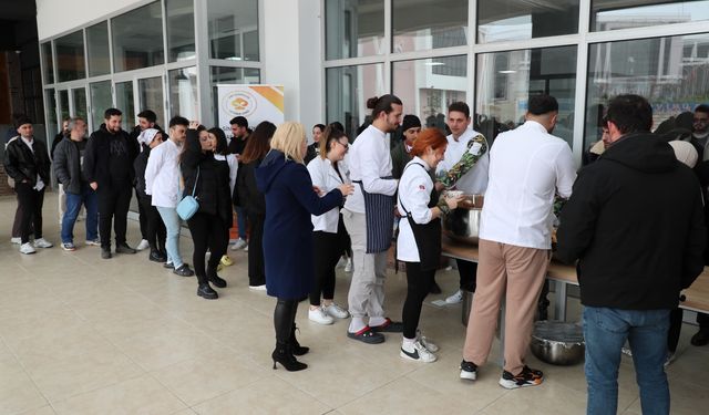 Sinop’ta yöresel lezzetlerin tanıtımında üniversitelilere tarhana çorbası ikram edildi