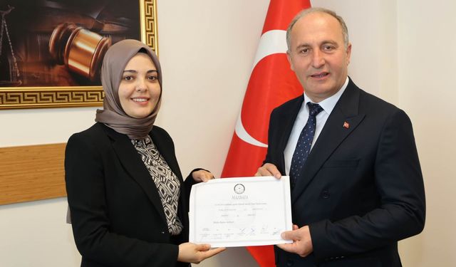 Arhavi Belediye Başkanı Turgay Ataselim mazbatasını aldı