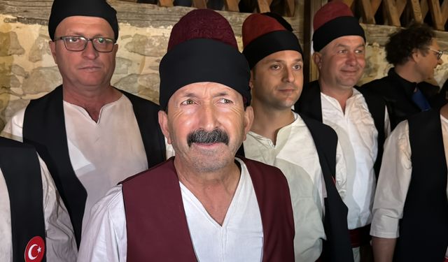 Dönem kıyafetlerini giyen tulumbacılar Safranbolu'nun tarihi sokaklarında gösteri yaptı