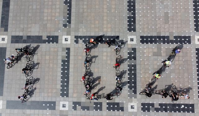 Düzce'de bisikletliler 23 Nisan Ulusal Egemenlik ve Çocuk Bayramı'nı özel koreografiyle kutladı