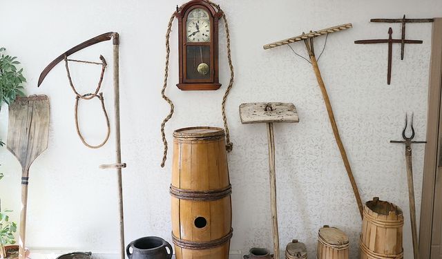 Tarım müdürü makam odasını eski tarım aletleri ve eşyalarla donattı