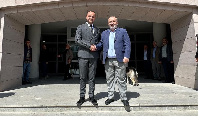 Yusufeli Belediye Başkanı Barış Demirci, mazbatasını aldı