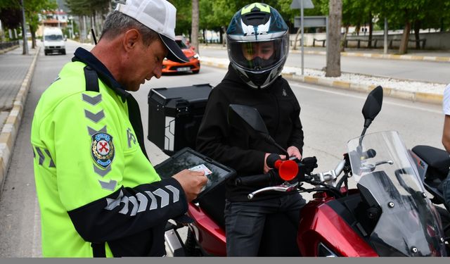 DUYARSIZ MOTOSİKLET SÜRÜCÜLERİ BIKTIRDI...