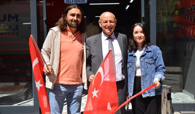 Terme'de "19 Mayıs" dolayısıyla vatandaşlara Türk bayrakları dağıtıldı