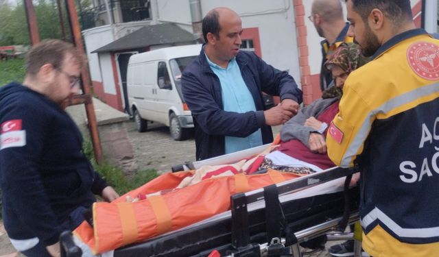 Tokat'ta depremzede yatalak yaşlı kadın ve ailesi öğretmenevine yerleştirildi