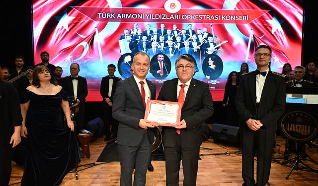 KONSER DİNLEYENLERİ BÜYÜLEDİ