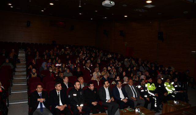 Vezirköprü'de "En İyi Narkotik Polisi Anne" kapsamında seminer düzenlendi