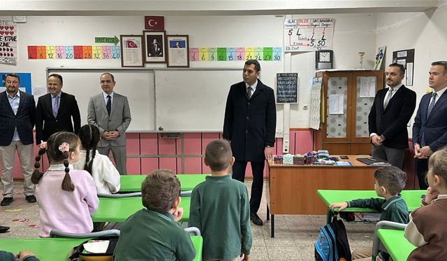 Çorum'un ilçelerinde öğrenciler karnelerini alarak yarıyıl tatiline başladı