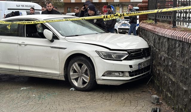 Rize'de hastane duvarına çarpan otomobilin sürücüsünün silahla yaralandığı belirlendi