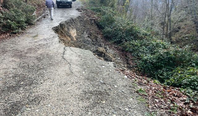 Samsun'da toprak kayması nedeniyle mahalle yolu ulaşıma kapandı