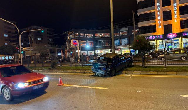 Trabzon'da tırın çarptığı otomobilin sürücüsü yaralandı