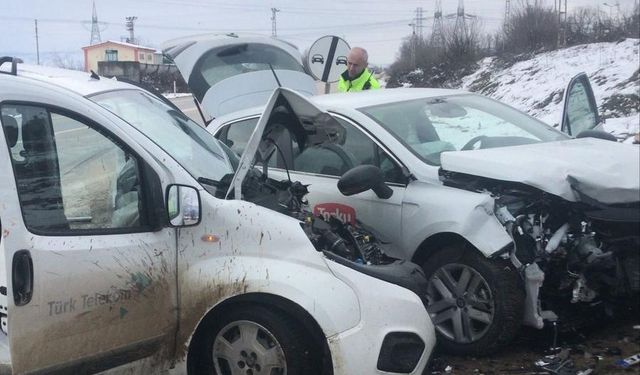 Amasya'da otomobil ile hafif ticari araç çarpıştı, 3 kişi yaralandı