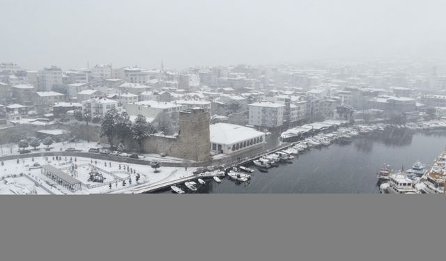 Beyaza bürünen Sinop Kalesi ve Tarihi Cezaevi dronla görüntülendi