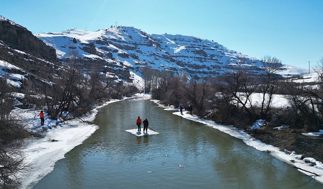 "Buzdan sal" ile karşı kıyıya geçip nehirde Eskimo usulü balık avlıyorlar