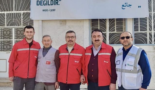 Karabük'ten Suriye'ye giden yardımseverler, sıcak yemek ve kışlık malzeme dağıttı