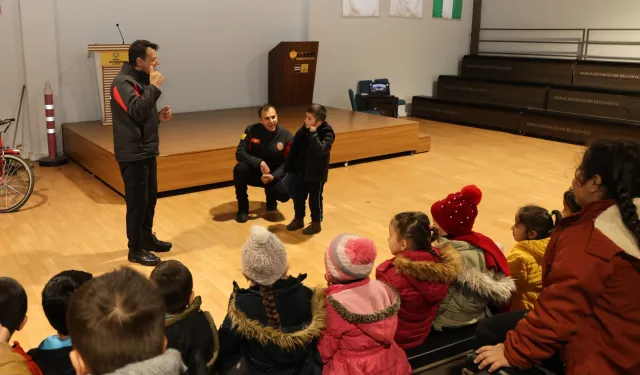 Konya'da minik kahramanlar itfaiyecilerle öğreniyor