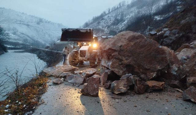 Ordu'da heyelan nedeniyle kapanan yol kontrollü olarak ulaşıma açıldı