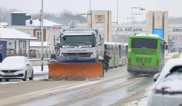 Sakarya'dan kar raporu... 24 grup yolu ulaşıma açıldı