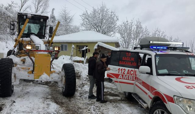 Tokat'ta yolu kardan kapanan köydeki hasta, ekiplerin çalışmasıyla hastaneye ulaştırıldı