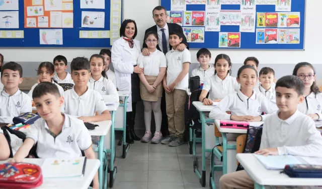 Bakan Tekin, Bursa'daki öğrencinin seçim vaadini yerine getirdi