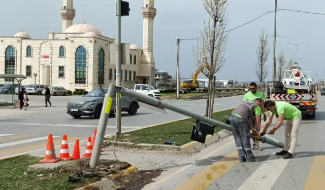 Sakarya'da kullanılamaz hale gelen trafik ışığına hızlı müdahale!