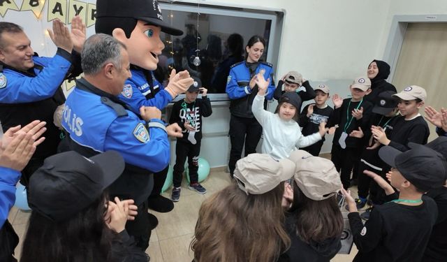 Samsun'da polislerden Down sendromlu Derin'e sürpriz ziyaret