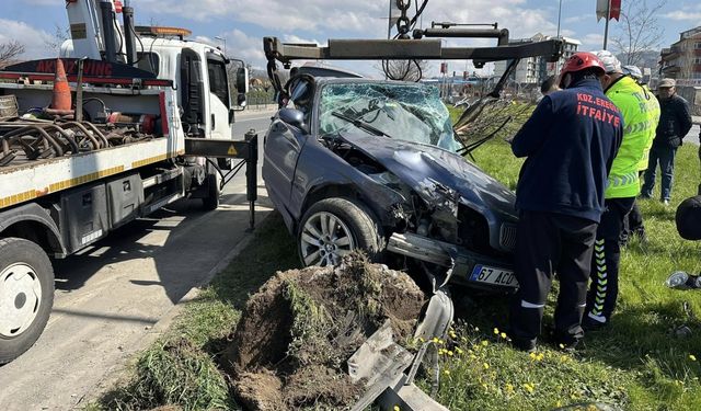 Zonguldak'ta aydınlatma direğine çarpan otomobilin sürücüsü yaralandı