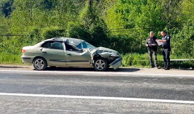 OTOMOBİLİN ÜZERİNE KAYA PARÇASI DÜŞTÜ