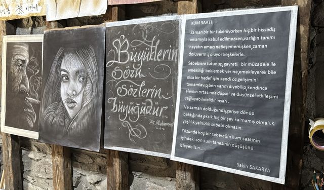Resimlerini çizerek değil silerek yapıyor