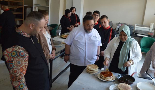 Samsun'da genç şef adayları yöresel yemekler için mutfağa girdi