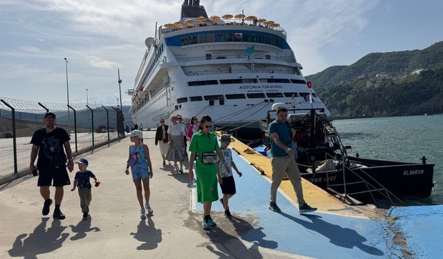 "Astoria Grande" adlı kruvaziyer, 947 yolcusuyla Amasra'ya geldi