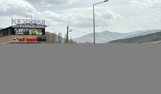 Bayburt'ta devrilen otomobildeki 4 kişi yaralandı